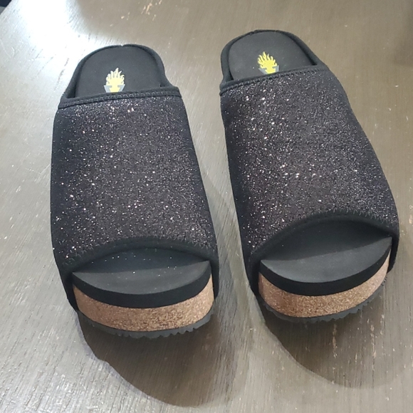 Volatile - Picture 2 of 6